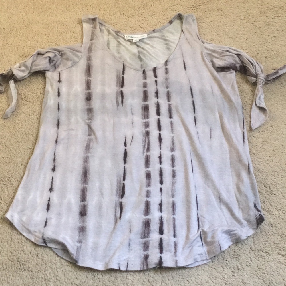 Cold shoulder top💕